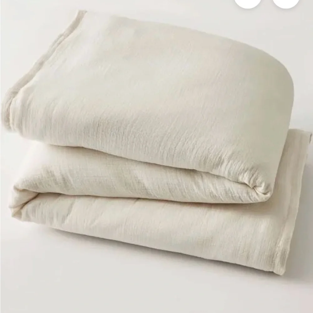 Elegant Cream comforter set - Queen comforter and two shams - Picture 2 of 8